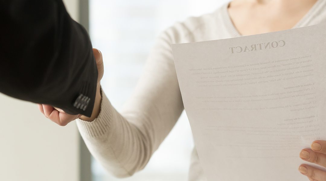 En cas de licenciement pour faute grave, l’employeur doit remettre les documents de fin de contrat au moment de la notification de la rupture